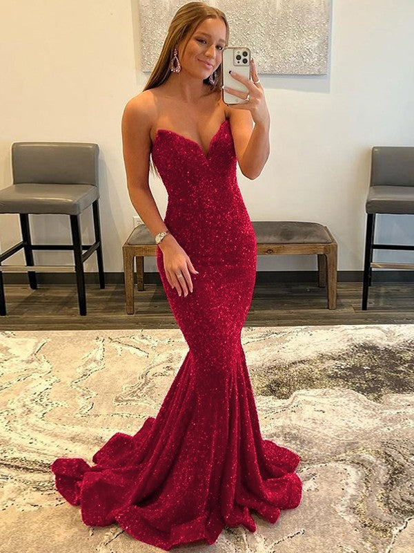 Robe à volants, décolleté en cœur, sans manches, traîne courte